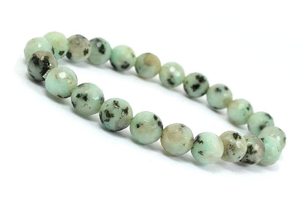Model wearing a stylish Kiwi Jasper bracelet to highlight its elegance and aesthetic appeal. Get to know more about the Kiwi Jasper benefits
